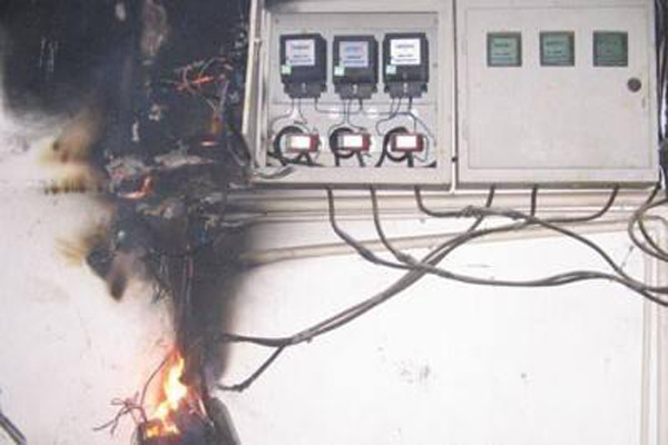 華盛消防提醒您：規章千萬(wàn)條，安全條。防火不規范，親人兩行淚！